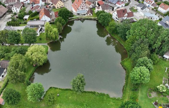 Der Schloßmühleweiher von oben fotografiert